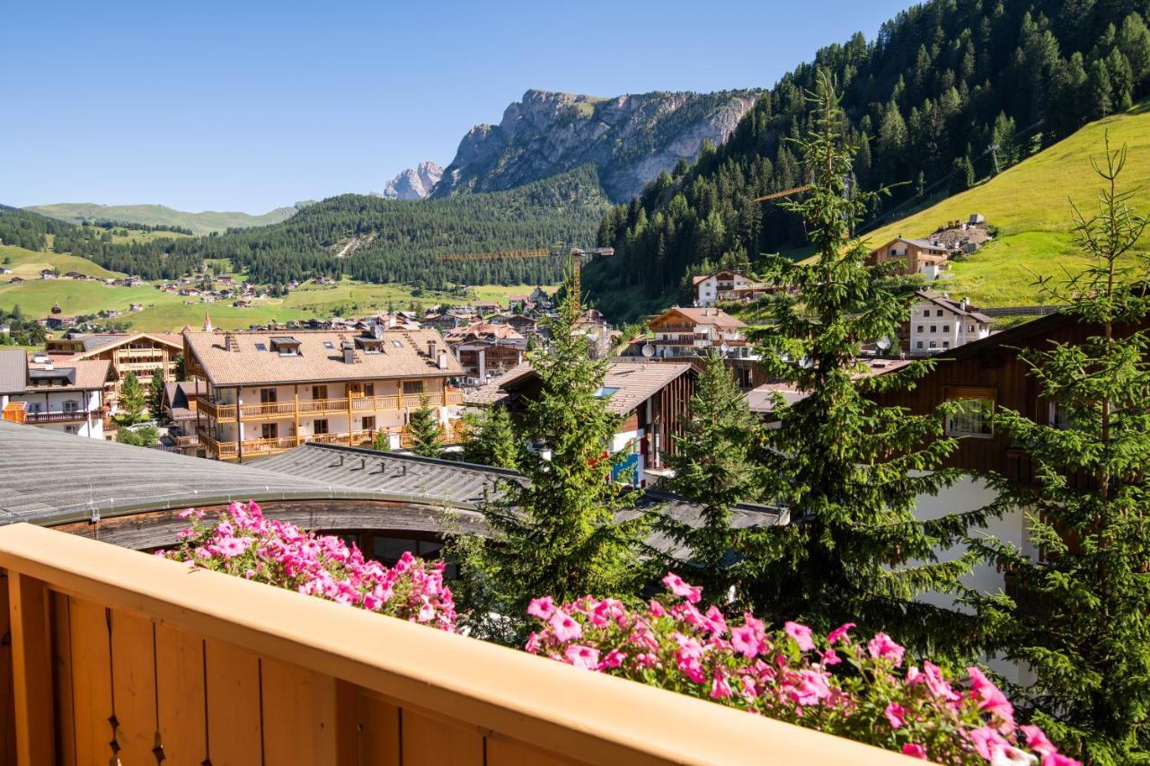 Hotel Somont セルヴァ・ディ・ヴァル・ガルデーナ エクステリア 写真