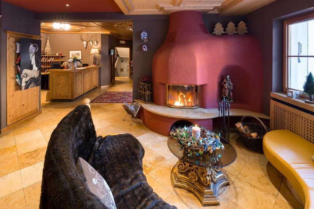 Hotel Somont セルヴァ・ディ・ヴァル・ガルデーナ エクステリア 写真